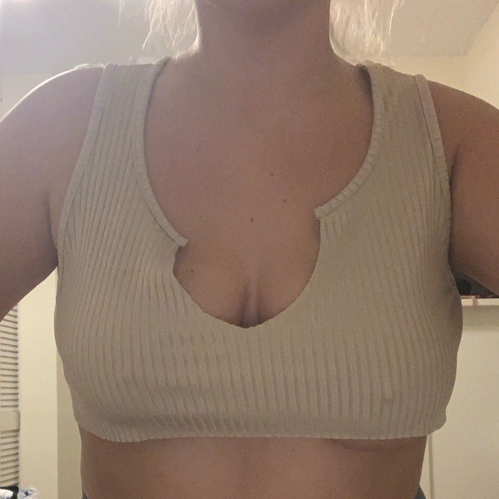 PrettyLittleThing V-Neck Sleeveless Crop Top